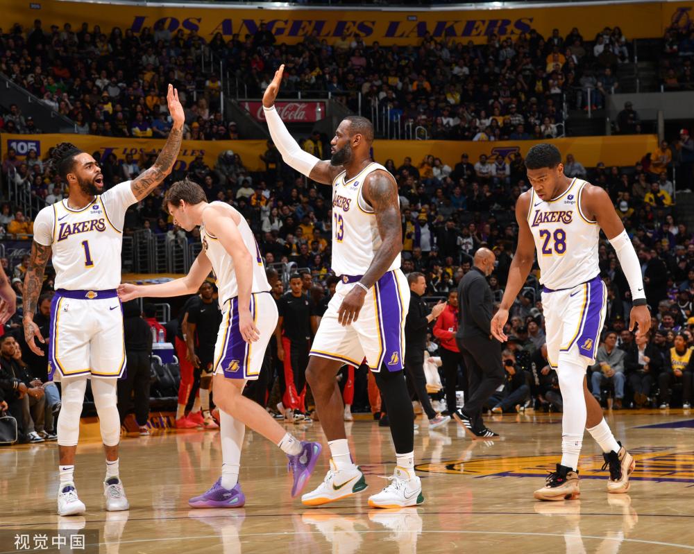 因穿着过于 因穿着过于